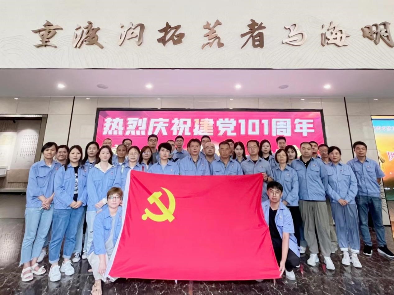 向先進學(xué)習(xí)，向楷模致敬